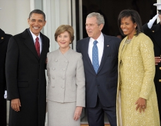 美國民主黨上台，首位黑人總統歐巴馬走了跟前任總統布希不同的道路。圖左至右為美國總統歐巴馬、前美國總統夫人羅拉、前美國總統布希、美國總統夫人蜜雪兒。
