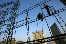 農民工的角色在中國撲朔迷離。圖為民工正在高樓上從事危險建築工作。