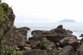 特殊的地質景觀增添北關海潮公園的神祕色彩，讓遊人趨之若鶩。